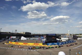 Alle FE Rennfahrzeuge hintereinander in Kurve 12 bis 14 im Rennen 2, FIA Formel E Weltmeisterschaft Saison 12, Berlin E- Prix, 03.05.2026, Flughafen Tempelhof, FE, Elektromotorsport
E-PrixinBerlin2026_158.jpg Alle FE Rennfahrzeuge hintereinander in Kurve 12 bis 14 im Rennen 2, FIA Formel E Weltmeisterschaft Saison 12, Berlin E- Prix, 03.05.2026, Flughafen Tempelhof, FE, Elektromotorsport
E-PrixinBerlin2026_158.jpg