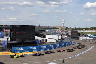 Alle FE Rennfahrzeuge hintereinander in Kurve 13 und 14, Rennen 2, FIA Formel E Weltmeisterschaft Saison 12, Berlin E- Prix, 03.05.2026, Flughafen Tempelhof, FE, Elektromotorsport
E-PrixinBerlin2026_159.jpg Alle FE Rennfahrzeuge hintereinander in Kurve 13 und 14, Rennen 2, FIA Formel E Weltmeisterschaft Saison 12, Berlin E- Prix, 03.05.2026, Flughafen Tempelhof, FE, Elektromotorsport
E-PrixinBerlin2026_159.jpg