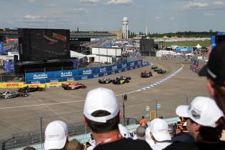 Alle FE Rennfahrzeuge hintereinander in Kurve 13 über Zuschauerköpfe fotografiert, Rennen 2, FIA Formel E Weltmeisterschaft Saison 12, Berlin E- Prix, 03.05.2026, Flughafen Tempelhof, FE, Elektromotorsport
E-PrixinBerlin2026_160.jpg Alle FE Rennfahrzeuge hintereinander in Kurve 13 über Zuschauerköpfe fotografiert, Rennen 2, FIA Formel E Weltmeisterschaft Saison 12, Berlin E- Prix, 03.05.2026, Flughafen Tempelhof, FE, Elektromotorsport
E-PrixinBerlin2026_160.jpg