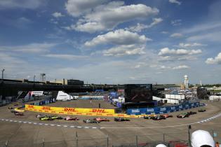 Alle FE Rennfahrzeuge hintereinander in Kurve 12 bis 14 im Rennen 2, FIA Formel E Weltmeisterschaft Saison 12, Berlin E- Prix, 03.05.2026, Flughafen Tempelhof, FE, Elektromotorsport
E-PrixinBerlin2026_161.jpg Alle FE Rennfahrzeuge hintereinander in Kurve 12 bis 14 im Rennen 2, FIA Formel E Weltmeisterschaft Saison 12, Berlin E- Prix, 03.05.2026, Flughafen Tempelhof, FE, Elektromotorsport
E-PrixinBerlin2026_161.jpg