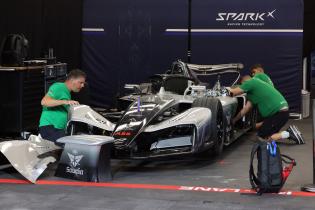 Mehrer Mitarbeiter folieren einen Gen4 der FE in der Garage, FIA Formel E Weltmeisterschaft, Saison 12, London E- Prix, 13.08.2026, nächtse Generation.
Kopievon3N2A2498Kopie.jpg