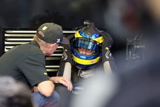 Vater Patrick Bourdais (FRA) tröstet Sebastian Bourdias (FRA) Cadillac V-Series.R #12 der mit Helm auf enttäuscht auf dem Boden nach einem Stop auf Grund eines technischen Defektes  in der Box sitzt, 24 Stundens von Le Mans, Frankreich, WEC Langstrecken- Weltmeisterschaft, 14.06.2026, Problem beim bis dahin Führenden Rennfahrzeug
3N2A2602Kopie.jpg