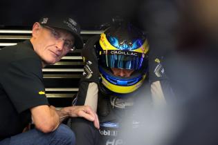 Vater Patrick Bourdais (FRA) tröstet den entäuschten am Boden sitzenden Sebastian Bourdias (FRA) Cadillac V-Series.R #12, mit Helm auf nach einem Stop auf Grund eines technischen Defektes  in der Box, 24 Stundens von Le Mans, Frankreich, WEC Langstrecken- Weltmeisterschaft, 14.06.2026, Problem beim bis dahin Führenden Rennfahrzeug
3N2A2617Kopie.jpg