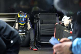 Sebastian Bourdias (FRA) Cadillac V-Series.R #12 sitzt mit Helm auf enttäuscht auf dem Boden nach einem Stop auf Grund eines technischen Defektes  in der Box, 24 Stundens von Le Mans, Frankreich, WEC Langstrecken- Weltmeisterschaft, 14.06.2026, Problem beim bis dahin Führenden Rennfahrzeug
3N2A2620Kopie.jpg