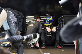 Jack Aitken (GBR) kauert neben dem enttäuscht mit Helm auf am Boden sitzenden Sebastian Bourdias (FRA) Cadillac V-Series.R #12  nach einem Stop auf Grund eines technischen Defektes. Box, 24 Stundens von Le Mans, Frankreich, WEC Langstrecken- Weltmeisterschaft, 14.06.2026, Problem beim bis dahin Führenden Rennfahrzeug,
3N2A2697Kopie.jpg
