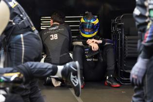 Jack Aitken (GBR) kauert, Sebastian Bourdias (FRA) Cadillac V-Series.R #12 sitzt mit Helm auf enttäuscht auf dem Boden nach einem Stop auf Grund eines technischen Defektes  in der Box, 24 Stundens von Le Mans, Frankreich, WEC Langstrecken- Weltmeisterschaft, 14.06.2026, Problem beim bis dahin Führenden Rennfahrzeug, Teammitglieder versuchen das Problem zu beheben
3N2A2727Kopie.jpg