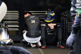 Jack Aitken (GBR) kauert, Sebastian Bourdias (FRA) Cadillac V-Series.R #12 sitzt mit Helm auf enttäuscht auf dem Boden nach einem Stop auf Grund eines technischen Defektes  in der Box, 24 Stundens von Le Mans, Frankreich, WEC Langstrecken- Weltmeisterschaft, 14.06.2026, Problem beim bis dahin Führenden Rennfahrzeug
3N2A2764Kopie.jpg