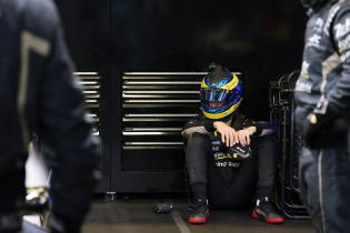 Sebastian Bourdias (FRA) Cadillac V-Series.R #12 sitzt mit Helm auf enttäuscht auf dem Boden nach einem Stop auf Grund eines technischen Defektes  in der Box, 24 Stundens von Le Mans, Frankreich, WEC Langstrecken- Weltmeisterschaft, 14.06.2026, Problem beim bis dahin Führenden Rennfahrzeug
3N2A2816Kopie.jpg