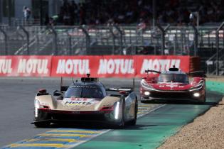 Norman Nato (FRA) Will Stevens (GBR) Lois Deletraz (SUI) Cadillac V-Series.R #12 und  vor Mike Conway (GBR) Kamui Kobayashi (JPN) Nyck de Vries (NED) Toyota GR010 Hybrid #7, Rennen, 24 Stundens von Le Mans, Frankreich, WEC Langstrecken- Weltmeisterschaft, 14.06.2026, Tyoota Gazoo Racing
3N2A4465Kopie.jpg