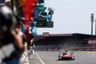 Kamui Kobayashi (JPN)  Mike Conway (GBR) Nyck de Vries (NED) Toyota GR010 Hybrid #7 passieren die schwarz- weiss karrierte Flagge des Gesamtsiegers bei den 24 Stunden von Le Mans, Frankreich, WEC Langstrecken- Weltmeisterschaft, 14.06.2026, Toyota Gazoo Racing, 
3N2A5850Kopie.jpg