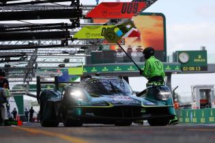 Harry Tincknell (GBR), Tom Gamble (GBR), Ross Gunn (GBR) Aston Martin Valkyrie #007 vor vom Boxenstop los, 2. Testsession, Test zu den 24 Stunden Le Mans Rennen, Frankreich, WEC Langstrecken- Weltmeisterschaft, 07.06.2026
LeMans2026_003.jpg Harry Tincknell (GBR), Tom Gamble (GBR), Ross Gunn (GBR) Aston Martin Valkyrie #007 vor vom Boxenstop los, 2. Testsession, Test zu den 24 Stunden Le Mans Rennen, Frankreich, WEC Langstrecken- Weltmeisterschaft, 07.06.2026
LeMans2026_003.jpg