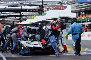 Rafaelle Marchiello (SUI) und Kevin Magnussen BMW M Hybrid V8 #15 beim Fahrerwechsel und Tanken in der Boxengasse. 2. Testsession, Test zu den 24 Stunden Le Mans Rennen, Frankreich, WEC Langstrecken- Weltmeisterschaft, 06.06.2026
LeMans2026_006.jpg Rafaelle Marchiello (SUI) und Kevin Magnussen BMW M Hybrid V8 #15 beim Fahrerwechsel und Tanken in der Boxengasse. 2. Testsession, Test zu den 24 Stunden Le Mans Rennen, Frankreich, WEC Langstrecken- Weltmeisterschaft, 06.06.2026
LeMans2026_006.jpg
