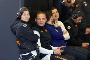 Jamie Chadwick (GBR) und Mathys Jaubert (FRA) Genessis GMR-001 Hypercar #17 in der Box, 2. Testsession, Test zu den 24 Stunden Le Mans Rennen, Frankreich, WEC Langstrecken- Weltmeisterschaft, 07.06.2026
LeMans2026_008.jpg Jamie Chadwick (GBR) und Mathys Jaubert (FRA) Genessis GMR-001 Hypercar #17 in der Box, 2. Testsession, Test zu den 24 Stunden Le Mans Rennen, Frankreich, WEC Langstrecken- Weltmeisterschaft, 07.06.2026
LeMans2026_008.jpg