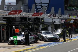 Julian Hanses (GER), Abdulla Al- Khelaifi (QAT), Giulinao Alesi (FRA) Mercedes Benz -AMG LMGT3 #62, Martin Berry (AUS), Rui Andrade (ANG), Maxime Martin (BEL) Mercedes Benz -AMG LMGT3 #61 und Johannes Ziegler (ITA), Matteo Cressoni (ITA), Lin Hodennenius (NED) Mercedes Benz -AMG LMGT3 #79 vor der Box, 2. Testsession, Test zu den 24 Stunden Le Mans Rennen, Frankreich, WEC Langstrecken- Weltmeisterschaft, 07.06.2026
LeMans2026_010.jpg Julian Hanses (GER), Abdulla Al- Khelaifi (QAT), Giulinao Alesi (FRA) Mercedes Benz -AMG LMGT3 #62, Martin Berry (AUS), Rui Andrade (ANG), Maxime Martin (BEL) Mercedes Benz -AMG LMGT3 #61 und Johannes Ziegler (ITA), Matteo Cressoni (ITA), Lin Hodennenius (NED) Mercedes Benz -AMG LMGT3 #79 vor der Box, 2. Testsession, Test zu den 24 Stunden Le Mans Rennen, Frankreich, WEC Langstrecken- Weltmeisterschaft, 07.06.2026
LeMans2026_010.jpg