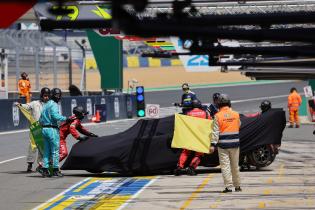 Zugedeckter beschädigter Toyota GR010 #8 Sebastian Buemi (SUI), Brendon Hartley (NZL), Ryo Hirakawa (JPN) wird in die Box geschoben, Test zu den 24 Stunden Le Mans Rennen, Frankreich, WEC Langstrecken- Weltmeisterschaft, 07.06.2026, Kollision, Unfall
LeMans2026_012.jpg Zugedeckter beschädigter Toyota GR010 #8 Sebastian Buemi (SUI), Brendon Hartley (NZL), Ryo Hirakawa (JPN) wird in die Box geschoben, Test zu den 24 Stunden Le Mans Rennen, Frankreich, WEC Langstrecken- Weltmeisterschaft, 07.06.2026, Kollision, Unfall
LeMans2026_012.jpg