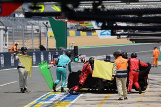 Zugedeckter beschädigter Toyota GR010 #8 Sebastian Buemi (SUI), Brendon Hartley (NZL), Ryo Hirakawa (JPN) wird in die Box geschoben, Test zu den 24 Stunden Le Mans Rennen, Frankreich, WEC Langstrecken- Weltmeisterschaft, 07.06.2026, Kollision, Unfall
LeMans2026_013.jpg Zugedeckter beschädigter Toyota GR010 #8 Sebastian Buemi (SUI), Brendon Hartley (NZL), Ryo Hirakawa (JPN) wird in die Box geschoben, Test zu den 24 Stunden Le Mans Rennen, Frankreich, WEC Langstrecken- Weltmeisterschaft, 07.06.2026, Kollision, Unfall
LeMans2026_013.jpg