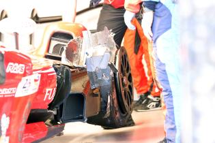 Beschädigtes linke Seite sowie Hinterrad am Toyota GR010 #8 Sebastian Buemi (SUI), Brendon Hartley (NZL), Ryo Hirakawa (JPN) in der Box, Test zu den 24 Stunden Le Mans Rennen, Frankreich, WEC Langstrecken- Weltmeisterschaft, 07.06.2026, Kollision, Unfall
LeMans2026_016.jpg Beschädigtes linke Seite sowie Hinterrad am Toyota GR010 #8 Sebastian Buemi (SUI), Brendon Hartley (NZL), Ryo Hirakawa (JPN) in der Box, Test zu den 24 Stunden Le Mans Rennen, Frankreich, WEC Langstrecken- Weltmeisterschaft, 07.06.2026, Kollision, Unfall
LeMans2026_016.jpg