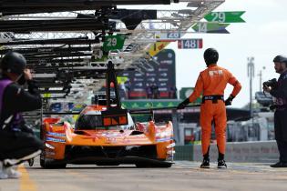 Matthieu Jaminet (FRA), Paul- Loup Chatin (FRA), Daniel Cuncadella (ESP) Genessis GMR-001 Hypercar #19 in der Boxengasse, 2. Testsession, Test zu den 24 Stunden Le Mans Rennen, Frankreich, WEC Langstrecken- Weltmeisterschaft, 06.06.2026
LeMans2026_017.jpg Matthieu Jaminet (FRA), Paul- Loup Chatin (FRA), Daniel Cuncadella (ESP) Genessis GMR-001 Hypercar #19 in der Boxengasse, 2. Testsession, Test zu den 24 Stunden Le Mans Rennen, Frankreich, WEC Langstrecken- Weltmeisterschaft, 06.06.2026
LeMans2026_017.jpg