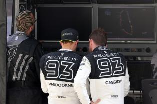 Stoffel Vandoorne (BEL), Nick Cassidy (NZL) beide Peugeot 9X8 #93 zusammen am Peugeot Kommandostand, 2. Testsession, Test zu den 24 Stunden Le Mans Rennen, Frankreich, WEC Langstrecken- Weltmeisterschaft, 07.06.2026
LeMans2026_027.jpg Stoffel Vandoorne (BEL), Nick Cassidy (NZL) beide Peugeot 9X8 #93 zusammen am Peugeot Kommandostand, 2. Testsession, Test zu den 24 Stunden Le Mans Rennen, Frankreich, WEC Langstrecken- Weltmeisterschaft, 07.06.2026
LeMans2026_027.jpg