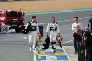 Stoffel Vandoorne (BEL), Nick Cassidy (NZL) beide Peugeot 9X8 #93 und Jake Hughes (GBR) laufen zusammen nach der 2. Testsession durch die Boxengasse, 2. Testsession, Test zu den 24 Stunden Le Mans Rennen, Frankreich, WEC Langstrecken- Weltmeisterschaft, 07.06.2026
LeMans2026_032.jpg Stoffel Vandoorne (BEL), Nick Cassidy (NZL) beide Peugeot 9X8 #93 und Jake Hughes (GBR) laufen zusammen nach der 2. Testsession durch die Boxengasse, 2. Testsession, Test zu den 24 Stunden Le Mans Rennen, Frankreich, WEC Langstrecken- Weltmeisterschaft, 07.06.2026
LeMans2026_032.jpg