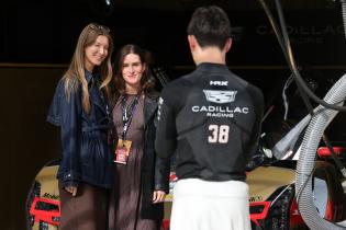 Jack Aitken (GBR) Cadillac V- Series.R #38 fotografiert zwei atracktive Frauen vor der Cadillac Box, nach der 2. Testsession durch die Boxengasse, 2. Testsession, Test zu den 24 Stunden Le Mans Rennen, Frankreich, WEC Langstrecken- Weltmeisterschaft, 07.06.2026
LeMans2026_034.jpg Jack Aitken (GBR) Cadillac V- Series.R #38 fotografiert zwei atracktive Frauen vor der Cadillac Box, nach der 2. Testsession durch die Boxengasse, 2. Testsession, Test zu den 24 Stunden Le Mans Rennen, Frankreich, WEC Langstrecken- Weltmeisterschaft, 07.06.2026
LeMans2026_034.jpg