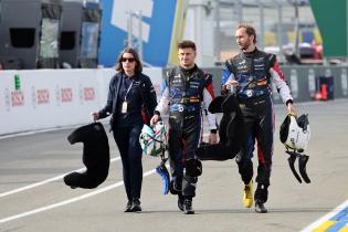 Victor Martins (FRA) und Ferdinand Habsburg (AUT) Alpine A424 laufen zusammen nach der 2. Testsession durch die Boxengasse, 2. Testsession, Test zu den 24 Stunden Le Mans Rennen, Frankreich, WEC Langstrecken- Weltmeisterschaft, 07.06.2026
LeMans2026_036.jpg Victor Martins (FRA) und Ferdinand Habsburg (AUT) Alpine A424 laufen zusammen nach der 2. Testsession durch die Boxengasse, 2. Testsession, Test zu den 24 Stunden Le Mans Rennen, Frankreich, WEC Langstrecken- Weltmeisterschaft, 07.06.2026
LeMans2026_036.jpg