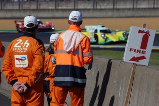 Streckenposten von hinten in Kurve 1 der Renntsrecke. Testsession, Test zu den 24 Stunden Le Mans Rennen, Frankreich, WEC Langstrecken- Weltmeisterschaft, 07.06.2026
LeMans2026_042.jpg Streckenposten von hinten in Kurve 1 der Renntsrecke. Testsession, Test zu den 24 Stunden Le Mans Rennen, Frankreich, WEC Langstrecken- Weltmeisterschaft, 07.06.2026
LeMans2026_042.jpg
