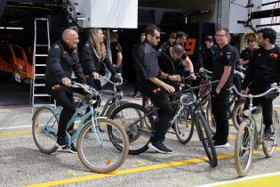 Gabriele Tarquini (ITA) Teamchef Genessis Fahrrad in der Boxengasse, Genessis Magma Racing, Test zu den 24 Stunden Le Mans Rennen, Frankreich, WEC Langstrecken- Weltmeisterschaft, 06.06.2026
LeMans2026_049.jpg Gabriele Tarquini (ITA) Teamchef Genessis Fahrrad in der Boxengasse, Genessis Magma Racing, Test zu den 24 Stunden Le Mans Rennen, Frankreich, WEC Langstrecken- Weltmeisterschaft, 06.06.2026
LeMans2026_049.jpg
