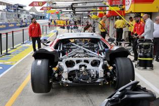 Ferrari 296LMGT3 Evo mit offenem Heck steht vor der Vista Ferrari AF Box, Test zu den 24 Stunden Le Mans Rennen, Frankreich, WEC Langstrecken- Weltmeisterschaft, 06.06.2026
LeMans2026_051.jpg Ferrari 296LMGT3 Evo mit offenem Heck steht vor der Vista Ferrari AF Box, Test zu den 24 Stunden Le Mans Rennen, Frankreich, WEC Langstrecken- Weltmeisterschaft, 06.06.2026
LeMans2026_051.jpg