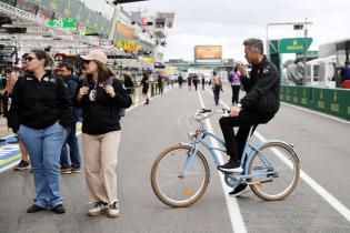 Andre Lotterer (GER) Genessis #17 auf dem Fahrrad in der Boxengasse, Genessis Magma Racing, Test zu den 24 Stunden Le Mans Rennen, Frankreich, WEC Langstrecken- Weltmeisterschaft, 06.06.2026
LeMans2026_052.jpg Andre Lotterer (GER) Genessis #17 auf dem Fahrrad in der Boxengasse, Genessis Magma Racing, Test zu den 24 Stunden Le Mans Rennen, Frankreich, WEC Langstrecken- Weltmeisterschaft, 06.06.2026
LeMans2026_052.jpg