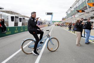 Andre Lotterer (GER) Genessis #17 auf dem Fahrrad in der Boxengasse, Genessis Magma Racing, Test zu den 24 Stunden Le Mans Rennen, Frankreich, WEC Langstrecken- Weltmeisterschaft, 06.06.2026
LeMans2026_053.jpg Andre Lotterer (GER) Genessis #17 auf dem Fahrrad in der Boxengasse, Genessis Magma Racing, Test zu den 24 Stunden Le Mans Rennen, Frankreich, WEC Langstrecken- Weltmeisterschaft, 06.06.2026
LeMans2026_053.jpg