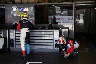 Dries Vanthorr (BEL) und Kevin Magnussen (DEN) mach sich für den Fahrerwechseltraining bereit, Box, BMW M Hybrid V8 #15, BMW M Team WRT, Test zu den 24 Stunden Le Mans Rennen, Frankreich, WEC Langstrecken- Weltmeisterschaft, 06.06.2026
LeMans2026_054.jpg Dries Vanthorr (BEL) und Kevin Magnussen (DEN) mach sich für den Fahrerwechseltraining bereit, Box, BMW M Hybrid V8 #15, BMW M Team WRT, Test zu den 24 Stunden Le Mans Rennen, Frankreich, WEC Langstrecken- Weltmeisterschaft, 06.06.2026
LeMans2026_054.jpg