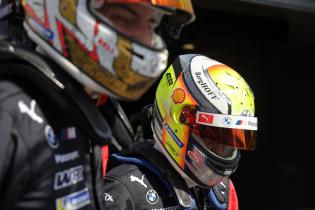 Raffaele Marchiello (SUI) und Dries Vanthorr (BEL) Fahrerwechseltraining mit Helm auf vor der Box, BMW M Hybrid V8 #15, BMW M Team WRT, Test zu den 24 Stunden Le Mans Rennen, Frankreich, WEC Langstrecken- Weltmeisterschaft, 06.06.2026
LeMans2026_055.jpg Raffaele Marchiello (SUI) und Dries Vanthorr (BEL) Fahrerwechseltraining mit Helm auf vor der Box, BMW M Hybrid V8 #15, BMW M Team WRT, Test zu den 24 Stunden Le Mans Rennen, Frankreich, WEC Langstrecken- Weltmeisterschaft, 06.06.2026
LeMans2026_055.jpg