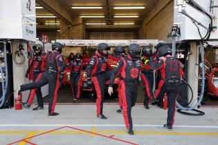 Aufwärmgymnastik vor der TF Sport Box der Cirvette Z06 LMGT3.R in der 1. Testsession, Test zu den 24 Stunden Le Mans Rennen, Frankreich, WEC Langstrecken- Weltmeisterschaft, 07.06.2026
LeMans2026_056.jpg Aufwärmgymnastik vor der TF Sport Box der Cirvette Z06 LMGT3.R in der 1. Testsession, Test zu den 24 Stunden Le Mans Rennen, Frankreich, WEC Langstrecken- Weltmeisterschaft, 07.06.2026
LeMans2026_056.jpg