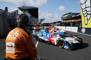 Ein Streckenposten am Ausgang der Boxengasse vor dem Raffaele Marchiello (SUI), Kevin Magnussen (DEN), Dries Vanthoor (BEL) BMW M Hybrid V8 #15 an der Box kurz vor der Ausfahrt zur 1. Testsession, Test zu den 24 Stunden Le Mans Rennen, Frankreich, WEC Langstrecken- Weltmeisterschaft, 07.06.2026
LeMans2026_058.jpg Ein Streckenposten am Ausgang der Boxengasse vor dem Raffaele Marchiello (SUI), Kevin Magnussen (DEN), Dries Vanthoor (BEL) BMW M Hybrid V8 #15 an der Box kurz vor der Ausfahrt zur 1. Testsession, Test zu den 24 Stunden Le Mans Rennen, Frankreich, WEC Langstrecken- Weltmeisterschaft, 07.06.2026
LeMans2026_058.jpg