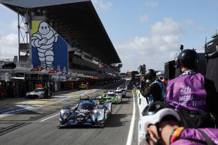 Fotografen und Videografen LMP2 Rennfahrzeuge bei nder Ausfahrt aus der Boxengasse zu Beginn der 1. Testsession, Test zu den 24 Stunden Le Mans Rennen, Frankreich, WEC Langstrecken- Weltmeisterschaft, 07.06.2026
LeMans2026_059.jpg Fotografen und Videografen LMP2 Rennfahrzeuge bei nder Ausfahrt aus der Boxengasse zu Beginn der 1. Testsession, Test zu den 24 Stunden Le Mans Rennen, Frankreich, WEC Langstrecken- Weltmeisterschaft, 07.06.2026
LeMans2026_059.jpg