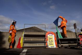 Streckenposten in der 1. Kurve bei der Arbeit, blaue Flagge wird gezeigt, 1. Testsession, Test zu den 24 Stunden Le Mans Rennen, Frankreich, WEC Langstrecken- Weltmeisterschaft, 07.06.2026
LeMans2026_065.jpg Streckenposten in der 1. Kurve bei der Arbeit, blaue Flagge wird gezeigt, 1. Testsession, Test zu den 24 Stunden Le Mans Rennen, Frankreich, WEC Langstrecken- Weltmeisterschaft, 07.06.2026
LeMans2026_065.jpg
