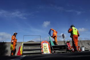 Streckenposten in der 1. Kurve bei der Arbeit, blaue Flagge wird gezeigt, 1. Testsession, Test zu den 24 Stunden Le Mans Rennen, Frankreich, WEC Langstrecken- Weltmeisterschaft, 07.06.2026
LeMans2026_067.jpg Streckenposten in der 1. Kurve bei der Arbeit, blaue Flagge wird gezeigt, 1. Testsession, Test zu den 24 Stunden Le Mans Rennen, Frankreich, WEC Langstrecken- Weltmeisterschaft, 07.06.2026
LeMans2026_067.jpg