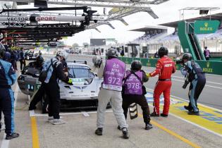 Fotografen und Videografen stehen vor dem Porsche 911 GT3 R LMGT3 #91 James Cottingham (GBR) Timur Boguslavskiy (RUS) Ayhancan Güven (TUR) beim Boxenstop x, 2. Testsession, Test zu den 24 Stunden Le Mans Rennen, Frankreich, WEC Langstrecken- Weltmeisterschaft, 07.06.2026
LeMans2026_074.jpg Fotografen und Videografen stehen vor dem Porsche 911 GT3 R LMGT3 #91 James Cottingham (GBR) Timur Boguslavskiy (RUS) Ayhancan Güven (TUR) beim Boxenstop x, 2. Testsession, Test zu den 24 Stunden Le Mans Rennen, Frankreich, WEC Langstrecken- Weltmeisterschaft, 07.06.2026
LeMans2026_074.jpg