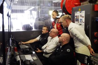 Bernhard Demmer (GER) Programm Direktor Hypercar, WRT Vincent Vosse (BEL) Besitzer WRT, Andreas Roos (GER) Leiter BMW M Motorsport dahinter Rene Rast (GER) BMW M Hybrid V8 #20, Dries Vanthoor (BEL), Kevin Magnussen BMW M Hybrid V8 #15, Box 1. Testsesion, Test zu den 24 Stunden Le Mans Rennen, Frankreich, WEC Langstrecken- Weltmeisterschaft, 06.06.2026
LeMans2026_076.jpg Bernhard Demmer (GER) Programm Direktor Hypercar, WRT Vincent Vosse (BEL) Besitzer WRT, Andreas Roos (GER) Leiter BMW M Motorsport dahinter Rene Rast (GER) BMW M Hybrid V8 #20, Dries Vanthoor (BEL), Kevin Magnussen BMW M Hybrid V8 #15, Box 1. Testsesion, Test zu den 24 Stunden Le Mans Rennen, Frankreich, WEC Langstrecken- Weltmeisterschaft, 06.06.2026
LeMans2026_076.jpg