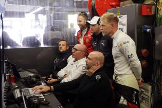 Bernhard Demmer (GER) Programm Direktor Hypercar, WRT Vincent Vosse (BEL) Besitzer WRT, Andreas Roos (GER) Leiter BMW M Motorsport dahinter Rene Rast (GER) BMW M Hybrid V8 #20, Dries Vanthoor (BEL), Kevin Magnussen BMW M Hybrid V8 #15, Box 1. Testsesion, Test zu den 24 Stunden Le Mans Rennen, Frankreich, WEC Langstrecken- Weltmeisterschaft, 06.06.2026
LeMans2026_077.jpg Bernhard Demmer (GER) Programm Direktor Hypercar, WRT Vincent Vosse (BEL) Besitzer WRT, Andreas Roos (GER) Leiter BMW M Motorsport dahinter Rene Rast (GER) BMW M Hybrid V8 #20, Dries Vanthoor (BEL), Kevin Magnussen BMW M Hybrid V8 #15, Box 1. Testsesion, Test zu den 24 Stunden Le Mans Rennen, Frankreich, WEC Langstrecken- Weltmeisterschaft, 06.06.2026
LeMans2026_077.jpg