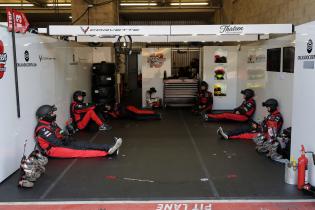 Mechaniker sitzen in der 13 Autosport Garage auf dem Boden, 2. Testsession, Test zu den 24 Stunden Le Mans Rennen, Frankreich, WEC Langstrecken- Weltmeisterschaft, 07.06.2026
LeMans2026_078.jpg Mechaniker sitzen in der 13 Autosport Garage auf dem Boden, 2. Testsession, Test zu den 24 Stunden Le Mans Rennen, Frankreich, WEC Langstrecken- Weltmeisterschaft, 07.06.2026
LeMans2026_078.jpg