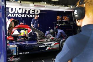 Benjamin Hanley (GBR) Oreca 07- Gibson #22 sitzt im LMP2 während Teammitglieder am rennfahrzeug arbeiten, United Autosport Box 2. Testsession, Test zu den 24 Stunden Le Mans Rennen, Frankreich, WEC Langstrecken- Weltmeisterschaft, 07.06.2026
LeMans2026_084.jpg Benjamin Hanley (GBR) Oreca 07- Gibson #22 sitzt im LMP2 während Teammitglieder am rennfahrzeug arbeiten, United Autosport Box 2. Testsession, Test zu den 24 Stunden Le Mans Rennen, Frankreich, WEC Langstrecken- Weltmeisterschaft, 07.06.2026
LeMans2026_084.jpg