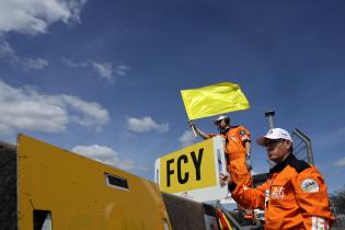 Zwei Streckenposten mit einemal gelber Flagge und Full Curs Yellow Tafel nach Kurve 1, 2. Testsession, Test zu den 24 Stunden Le Mans Rennen, Frankreich, WEC Langstrecken- Weltmeisterschaft, 07.06.2026, Reperaturstop, The Bend Manthey Racing
LeMans2026_093.jpg Zwei Streckenposten mit einemal gelber Flagge und Full Curs Yellow Tafel nach Kurve 1, 2. Testsession, Test zu den 24 Stunden Le Mans Rennen, Frankreich, WEC Langstrecken- Weltmeisterschaft, 07.06.2026, Reperaturstop, The Bend Manthey Racing
LeMans2026_093.jpg