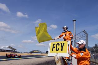 Zwei Streckenposten mit einemal gelber Flagge und Full Curs Yellow Tafel nach Kurve 1, 2. Testsession, Test zu den 24 Stunden Le Mans Rennen, Frankreich, WEC Langstrecken- Weltmeisterschaft, 07.06.2026, Reperaturstop, The Bend Manthey Racing
LeMans2026_094.jpg