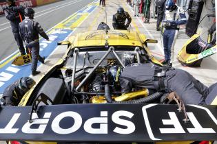 Ein Mechnaiker liegt auf dem Motorraum des Corvette Z06 LMGT3.R #33 Ben keating (USA) Johnny Edgar (GBR) Nicky Catsburg (SWE) bei einem Stop an der Box, 2. Testsession, Test zu den 24 Stunden Le Mans Rennen, Frankreich, WEC Langstrecken- Weltmeisterschaft, 07.06.2026, Reperaturstop, The Bend Manthey Racing
LeMans2026_095.jpg