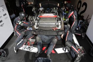 Mehrere Mechnaiker arbeiten am Vorderwagen des Porsche 911 GT3 R LMGT3 #92 Yasser Shahin (AUS) Riccardo Pera (ITA) Richard Lietz (AUT) in der Box, 2. Testsession, Test zu den 24 Stunden Le Mans Rennen, Frankreich, WEC Langstrecken- Weltmeisterschaft, 07.06.2026, Reperaturstop, The Bend Manthey Racing
LeMans2026_096.jpg