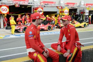 Miguel Molina (ESP) und Nicklas Nielsen (DEN) Ferrari 499P #50 sitzen vor dem Kommandostand auf der Boxenmauer, 2. Testsession, Test zu den 24 Stunden Le Mans Rennen, Frankreich, WEC Langstrecken- Weltmeisterschaft, 07.06.2026
LeMans2026_097.jpg