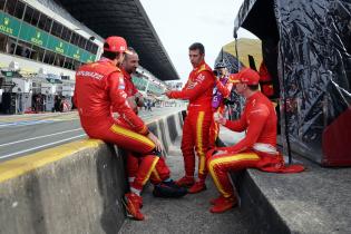 Antonio Giovanazzi (ITA), Alessandro Pier Guidi (ITA) und James Calado (GBR) Ferrari 499P #51 im Gespräch mit einem Teammitglied nach der 2. Testsession, vor dem Kommandostand an der Boxenmauer, Test zu den 24 Stunden Le Mans Rennen, Frankreich, WEC Langstrecken- Weltmeisterschaft, 07.06.2026,
LeMans2026_098.jpg