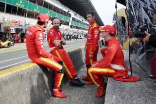 Antonio Giovanazzi (ITA), Alessandro Pier Guidi (ITA) und James Calado (GBR) Ferrari 499P #51 im Gespräch mit mehreren Teammitgliedern nach der 2. Testsession, vor dem Kommandostand an der Boxenmauer, Test zu den 24 Stunden Le Mans Rennen, Frankreich, WEC Langstrecken- Weltmeisterschaft, 07.06.2026,
LeMans2026_100.jpg
